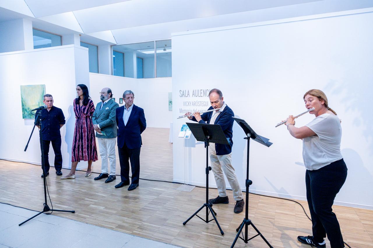 El alcalde y el concejal de Cultura, junto a los artistas y músicos de la EMMD Villanueva de la Cañada.