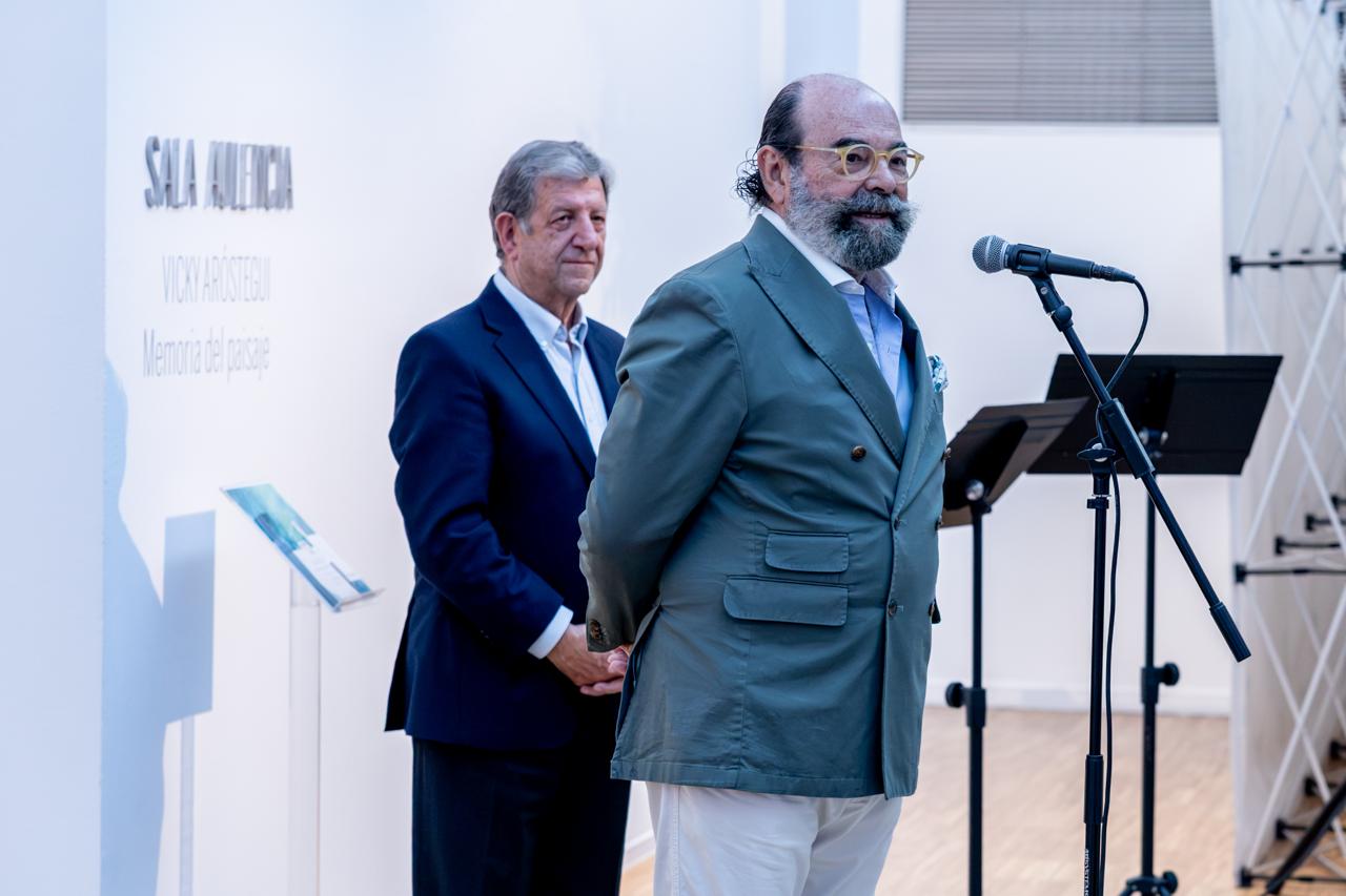 El concejal de Cultura y el alcalde durante la inauguración.