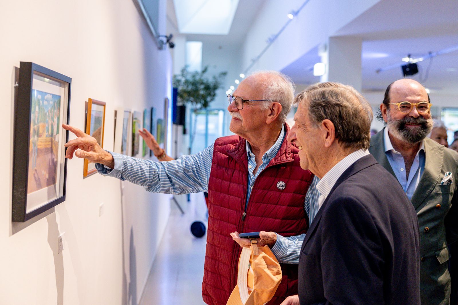 El alcalde observa un cuadro junto al artista y el concejal de Cultura.