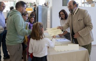 El concejal de Cultura en la entrega de obsequios del Pasaporte Lector.