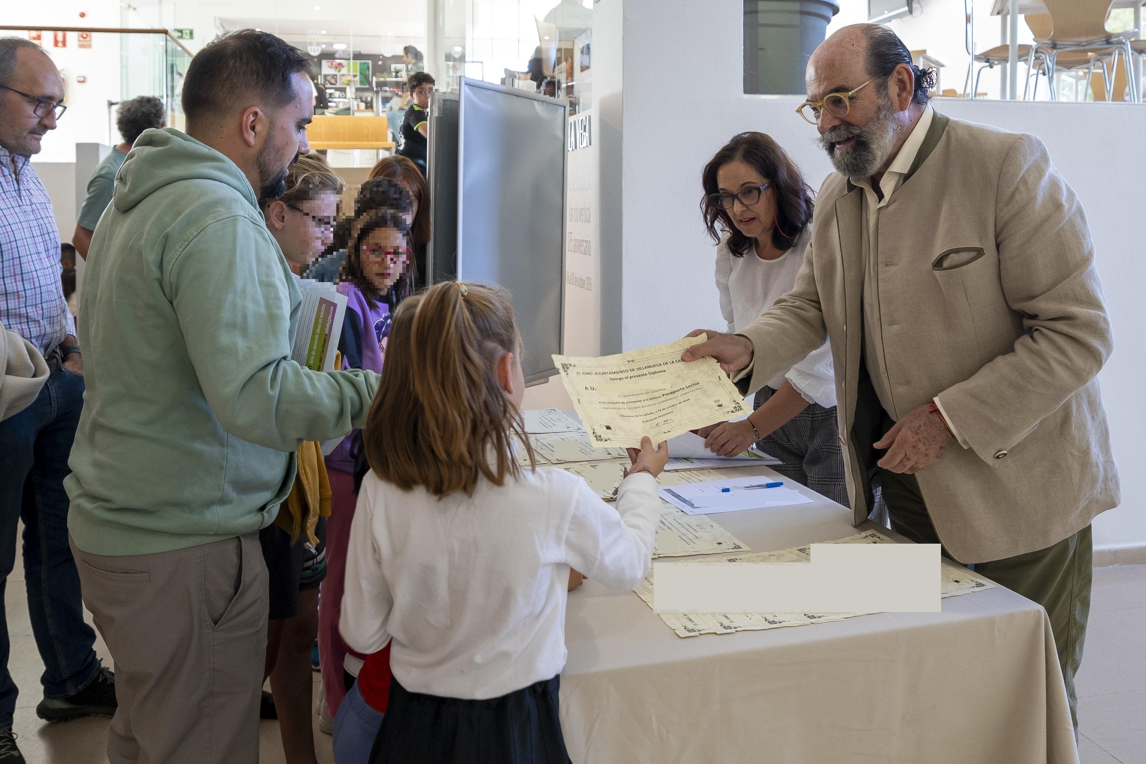 El concejal de Cultura en la entrega de obsequios del Pasaporte Lector.