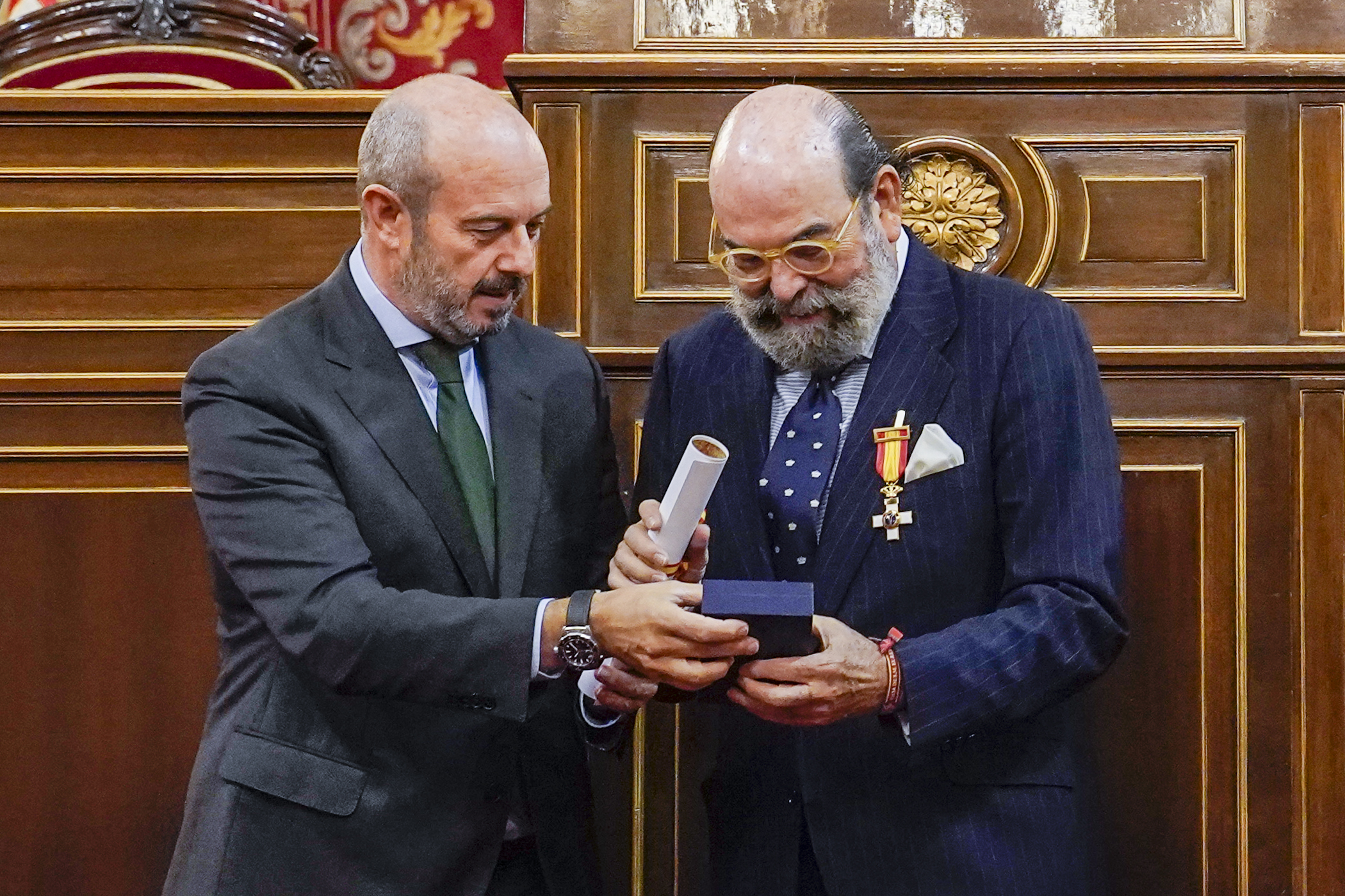 El presidente del Senado, Pedro Rollán, entregando la condecoración al concejal de Cultura y Mayores, Jesús Fernando Agudo Sánchez.