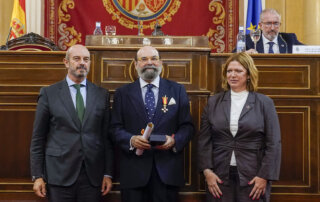 El concejal de Cultura y Mayores junto al presidente del Senado y la presidenta de la AVT
