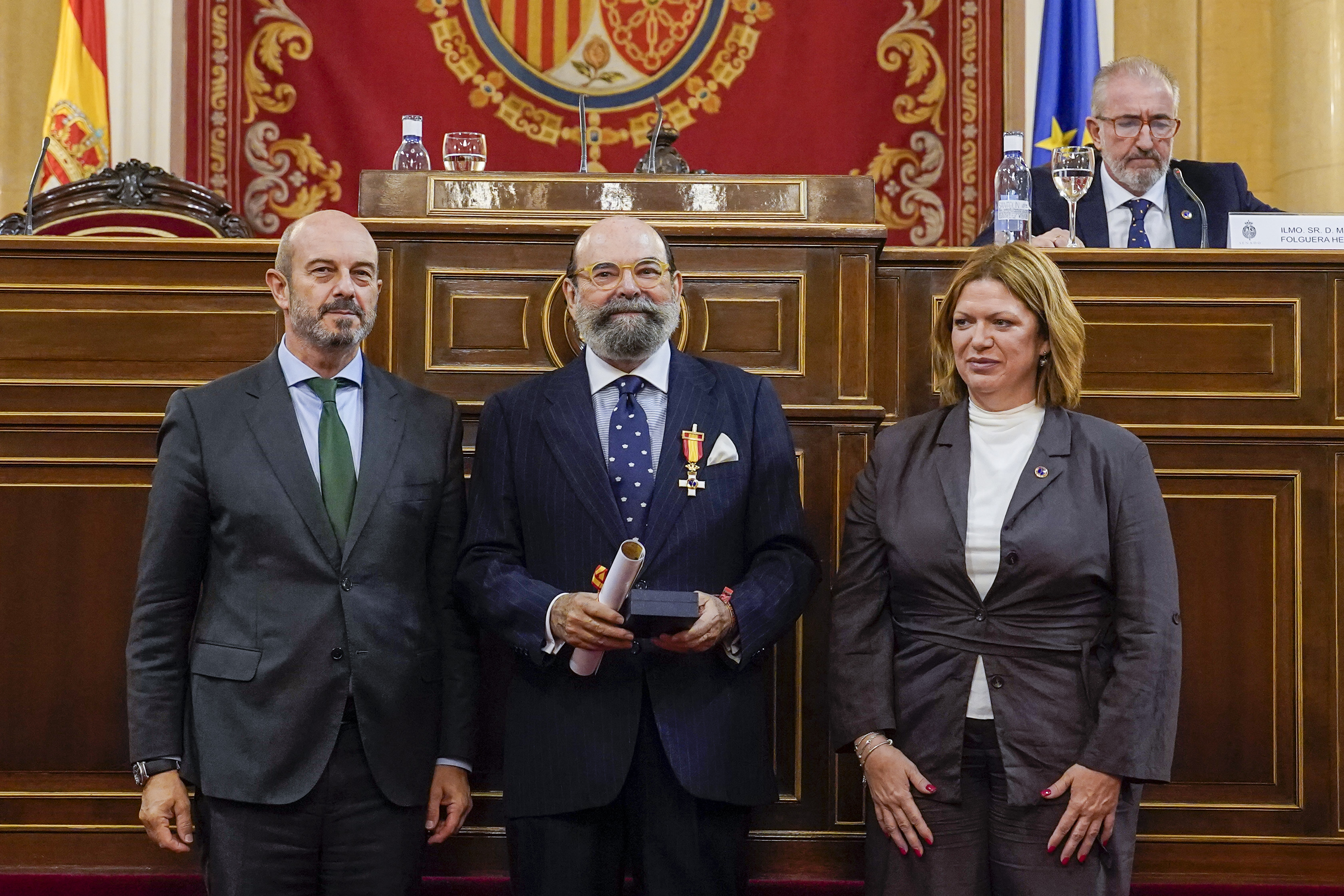 El concejal de Cultura y Mayores junto al presidente del Senado y la presidenta de la AVT