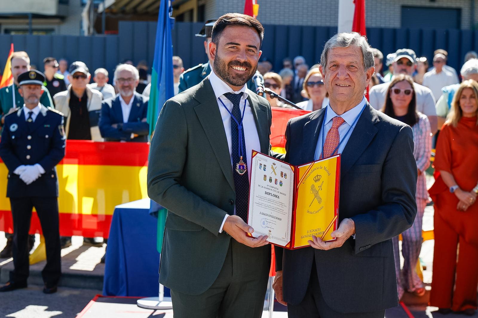 El concejal de Deportes y el alcalde de Villanueva de la Cañada, durante el acto de celebración del Día de la Hispanidad, el 12 de octubre de 2026.