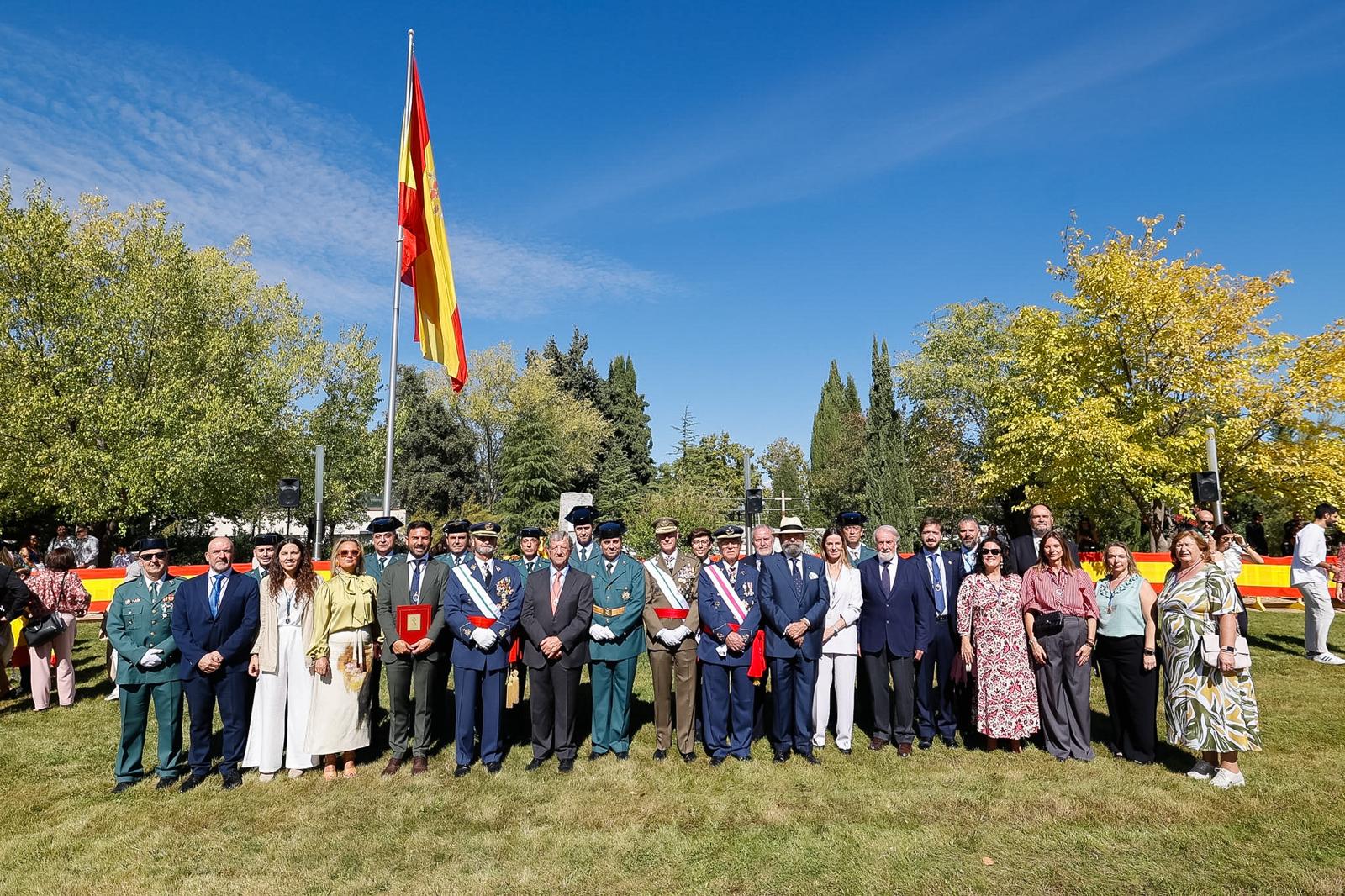 Foto de familia de miembros de la Guardia Civil, militares, Corporación Municipal y galardonados, durante el acto de celebración del Día de la Hispanidad, el 12 de octubre de 2026.