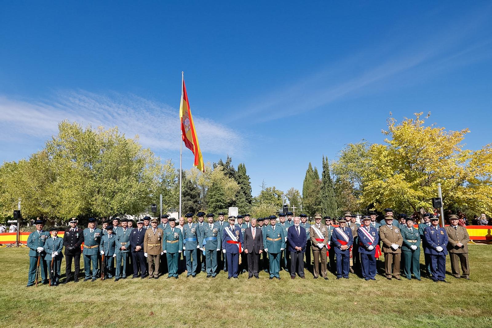 Foto de familia de miembros de la Guardia Civil, militares, Corporación Municipal y galardonados, durante el acto de celebración del Día de la Hispanidad, el 12 de octubre de 2026.