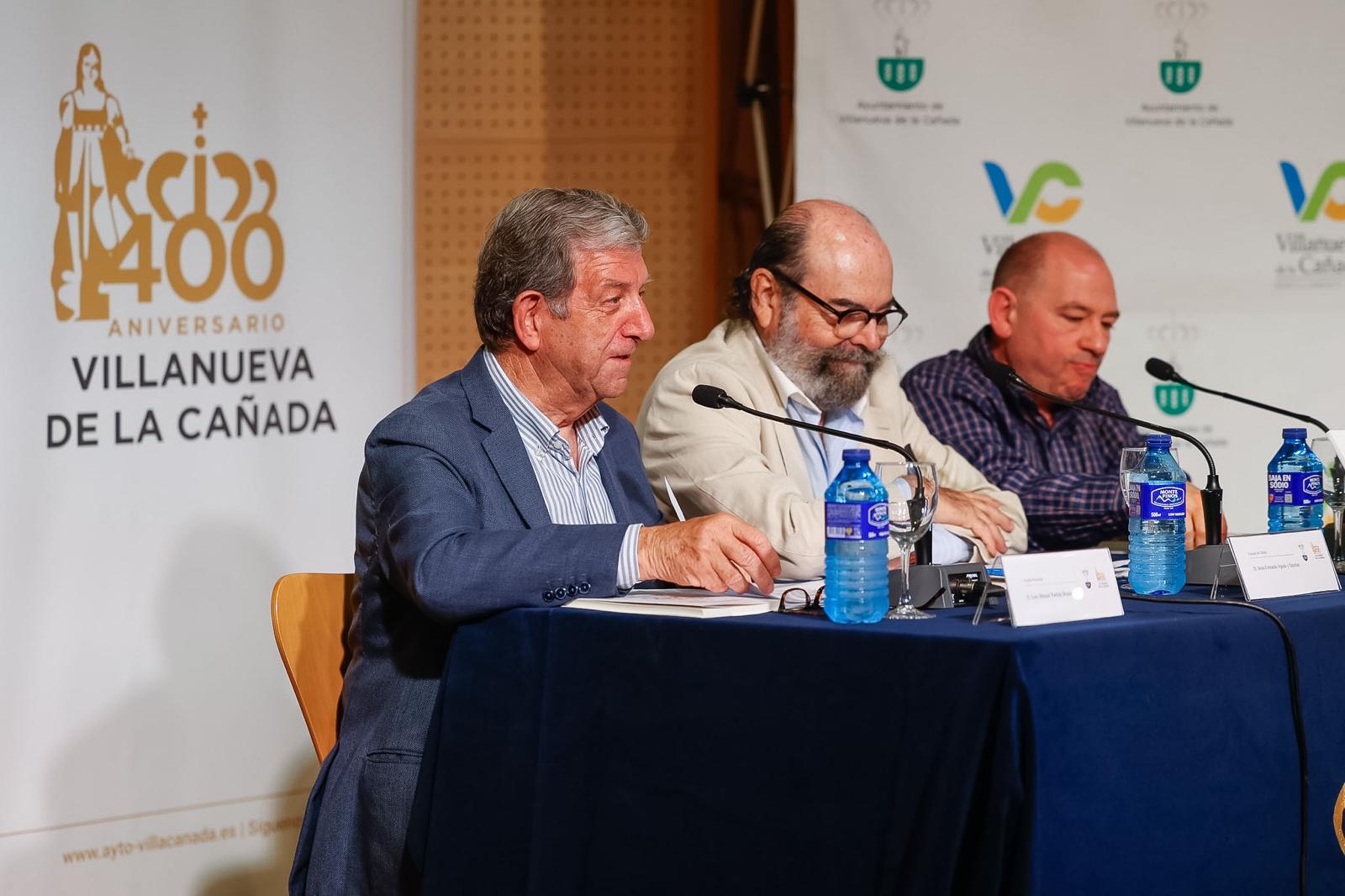 El alcalde, el concejal de Cultura y el el profesor del taller y coordinador del libro, durante la presentación.
