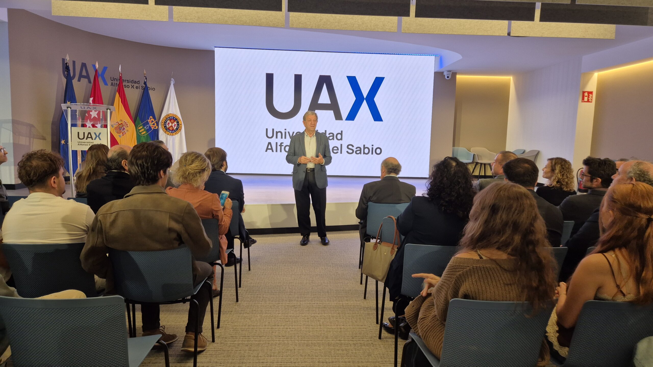 El alcalde en el acto de bienvenida a los becados en la UAX.