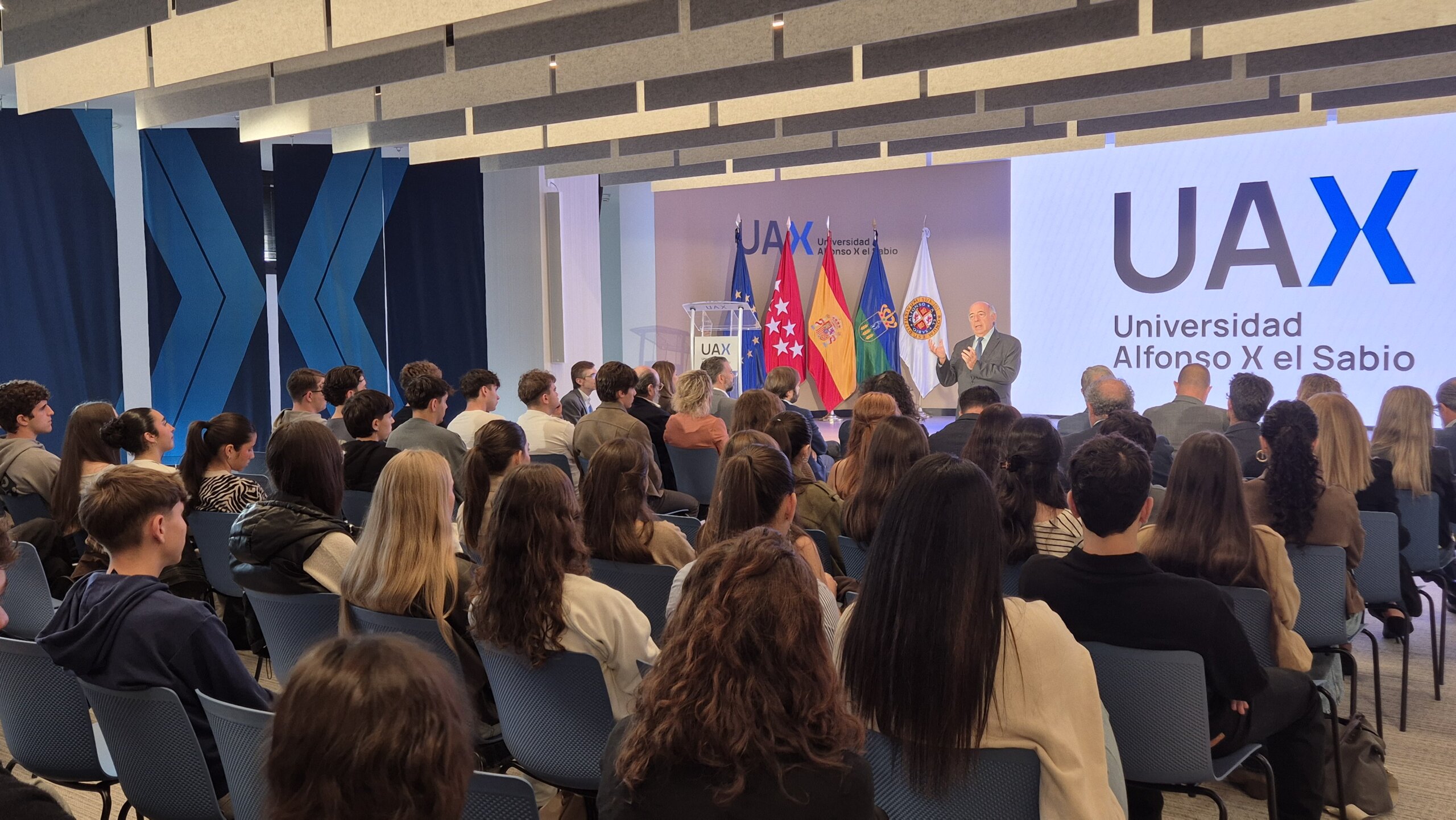 Acto de bienvenida a los becados en la UAX.