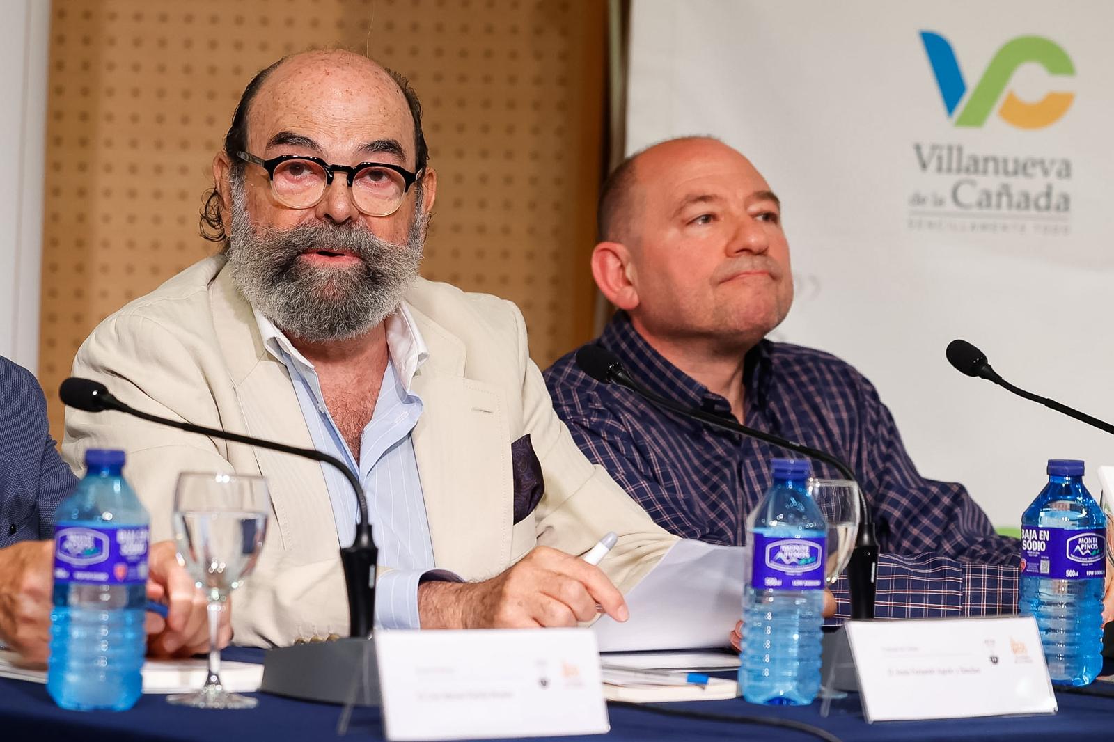 El concejal de Cultura y el el profesor del taller y coordinador del libro, durante la presentación.