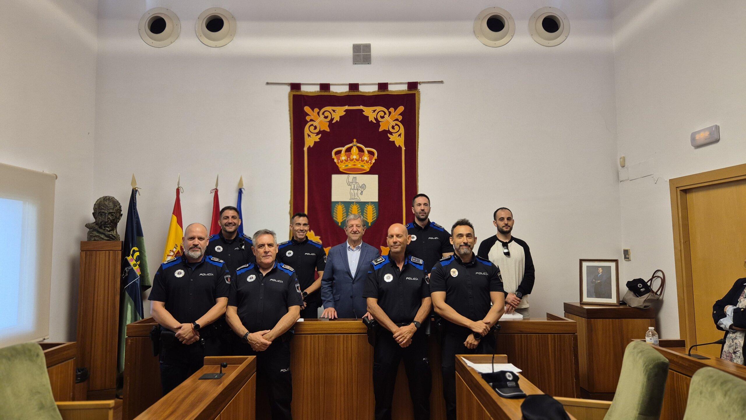 El alcalde Luis Partida, junto a efectivos de Policía Local.