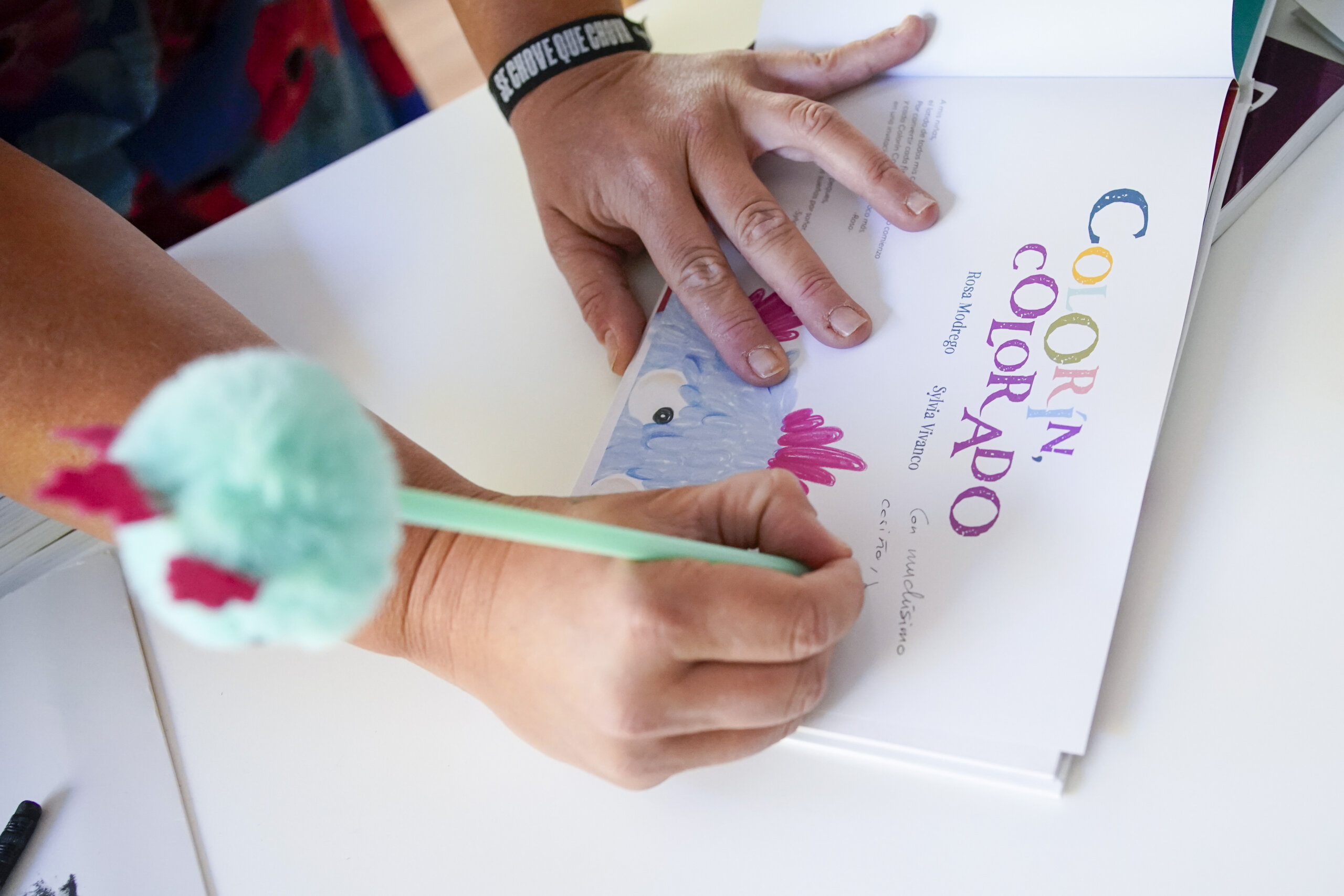 La autora firmando el libro de Colorín colorado.