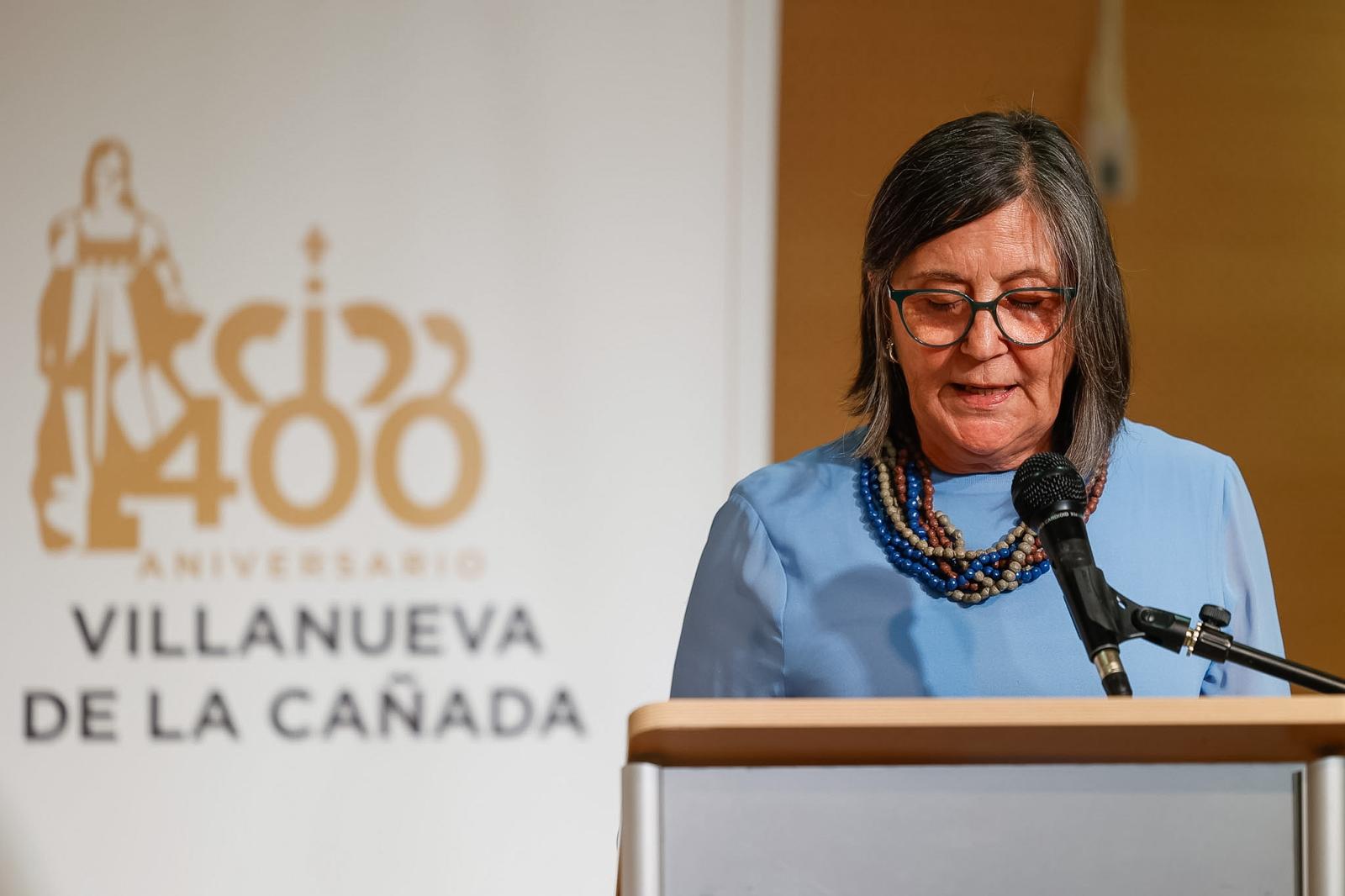 Intervención de una de los autoras del libro Trazando sendas, en el acto de presentación de la obra.