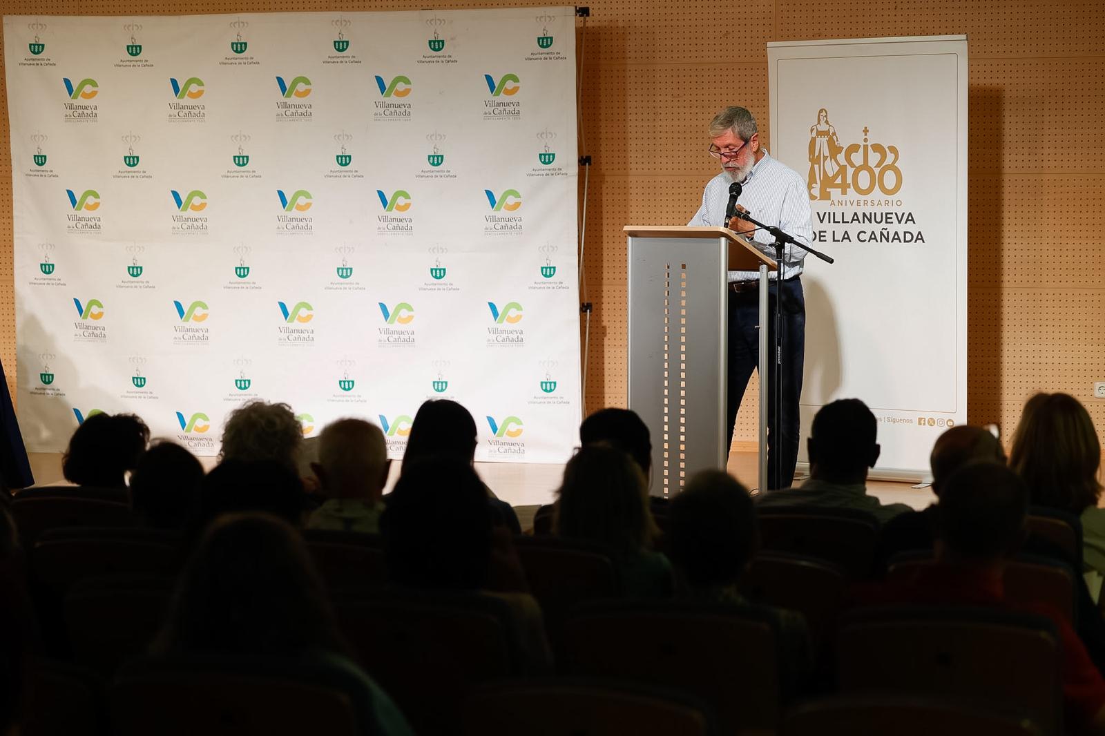Intervención de uno de los autores del libro Trazando sendas, en el acto de presentación de la obra.