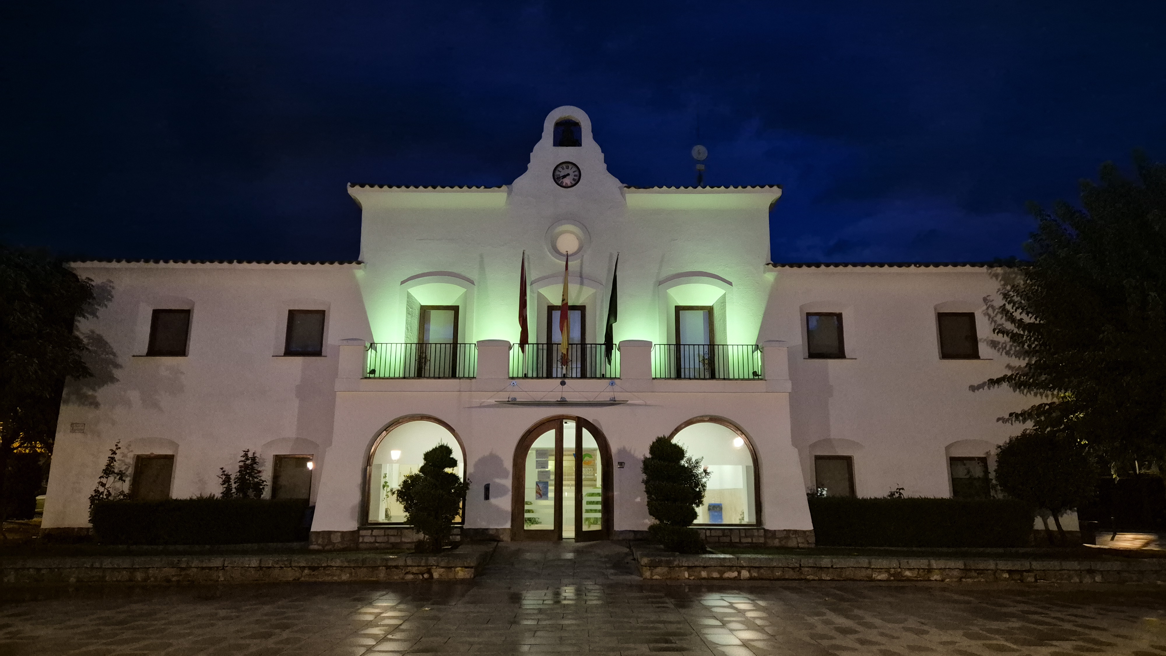 Fachada del antiguo Ayuntamiento iluminada de verde.