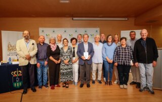 Foto de familia de la presentación del libro Trazando sendas. Relatos de Villanueva de la Cañada.