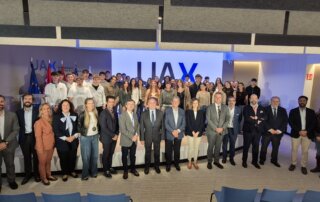 Foto de grupo en el acto de bienvenida a los becados en la UAX.