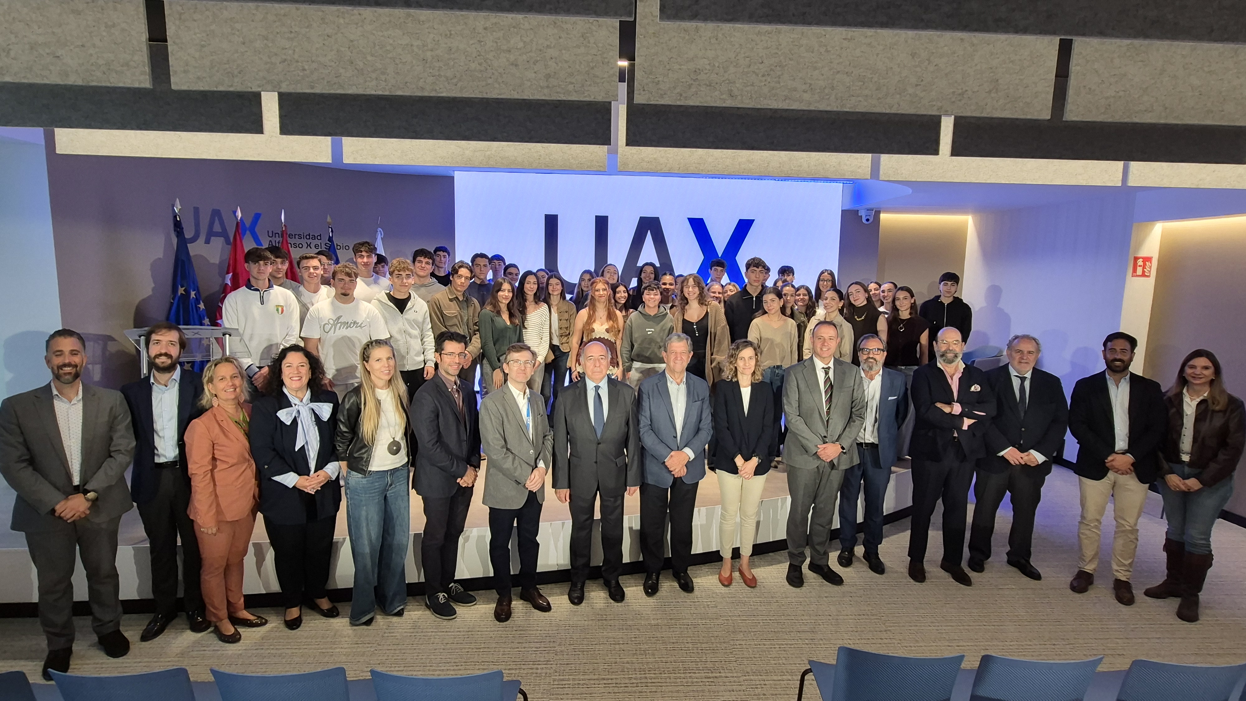 Foto de grupo en el acto de bienvenida a los becados en la UAX.