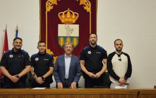 El alcalde, Luis Partida, junto a los nuevos oficiales de Policía Local.