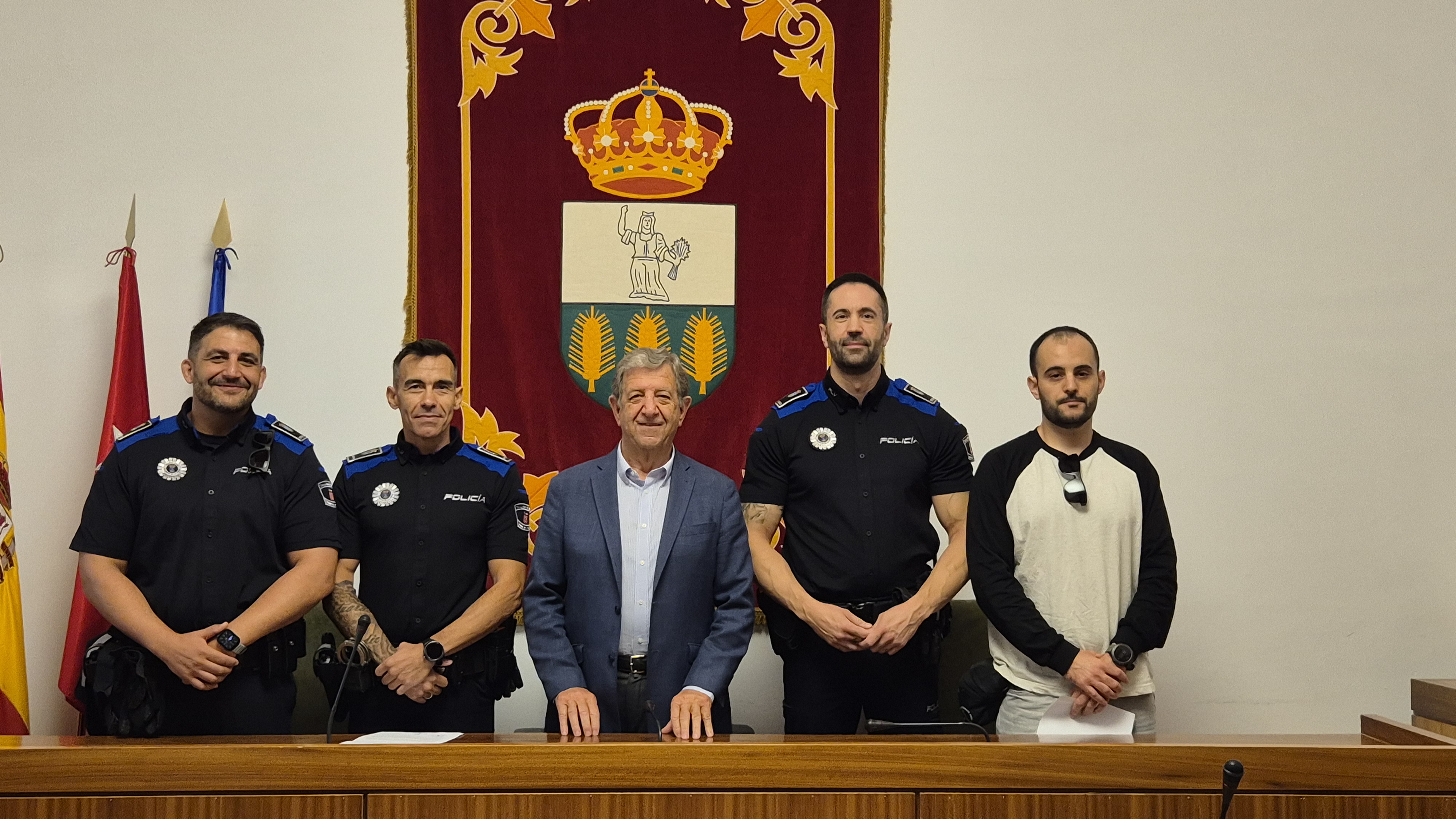 El alcalde, Luis Partida, junto a los nuevos oficiales de Policía Local.