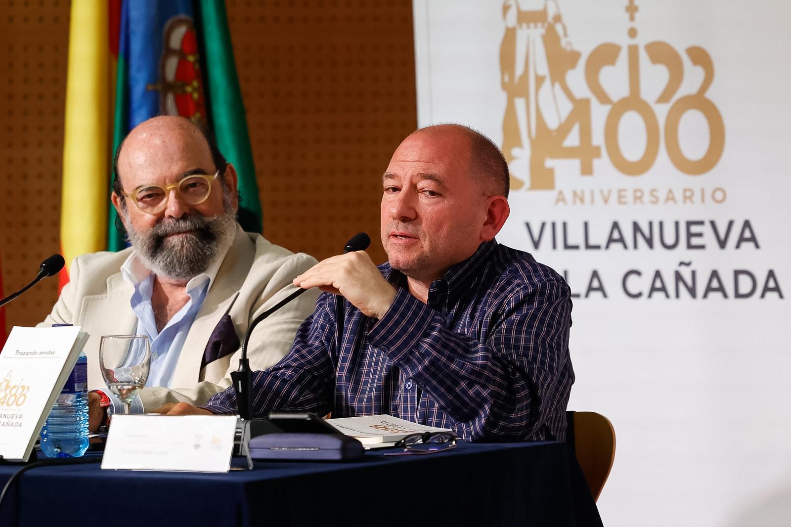 El concejal de Cultura y el profesor del taller y coordinador del libro, durante la presentación.