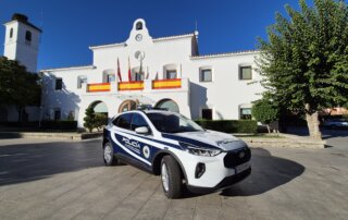 Nuevo vehículo de la Policía Local ante del antiguo Ayuntamiento.