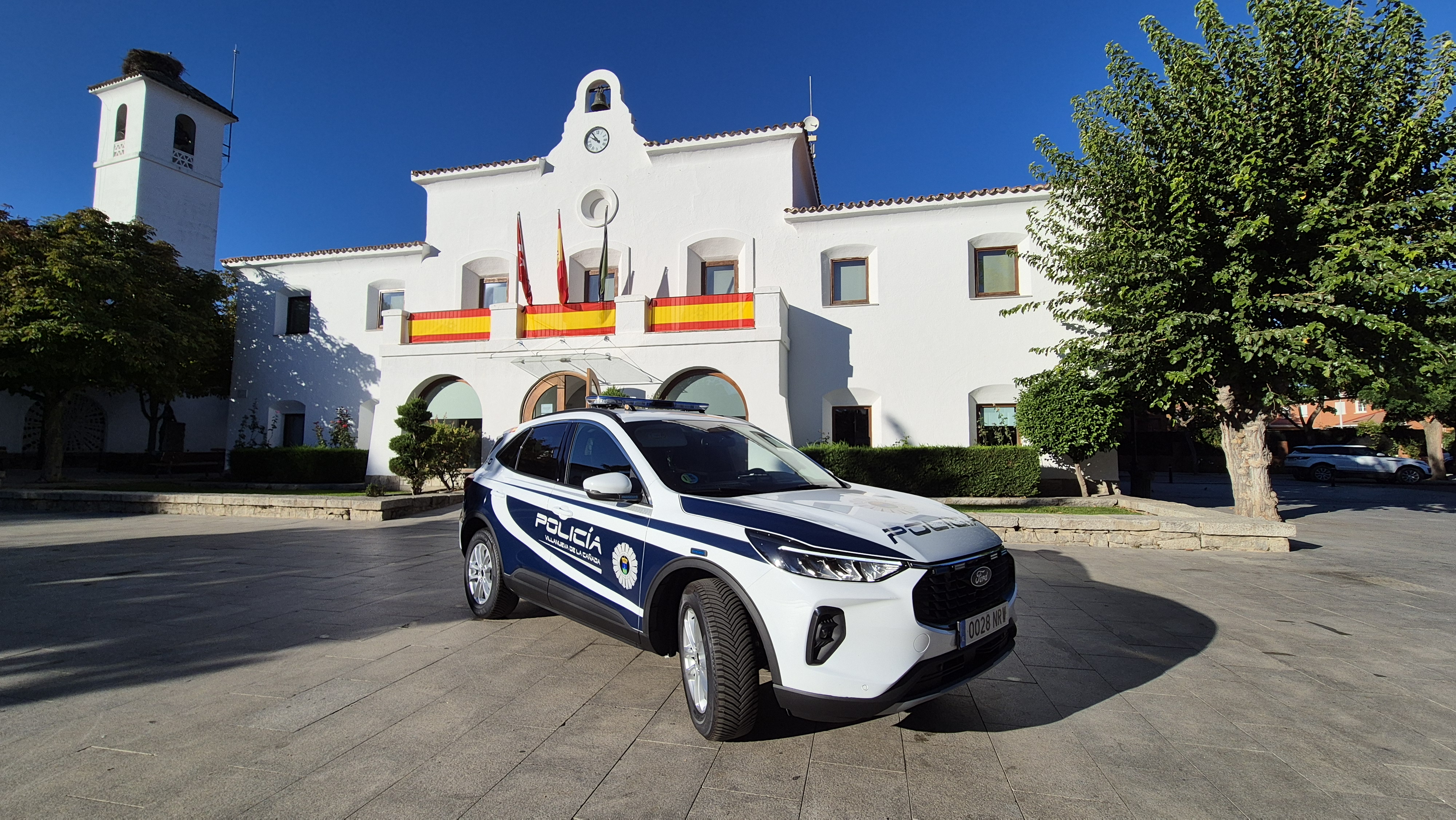 Nuevo vehículo de la Policía Local ante del antiguo Ayuntamiento.
