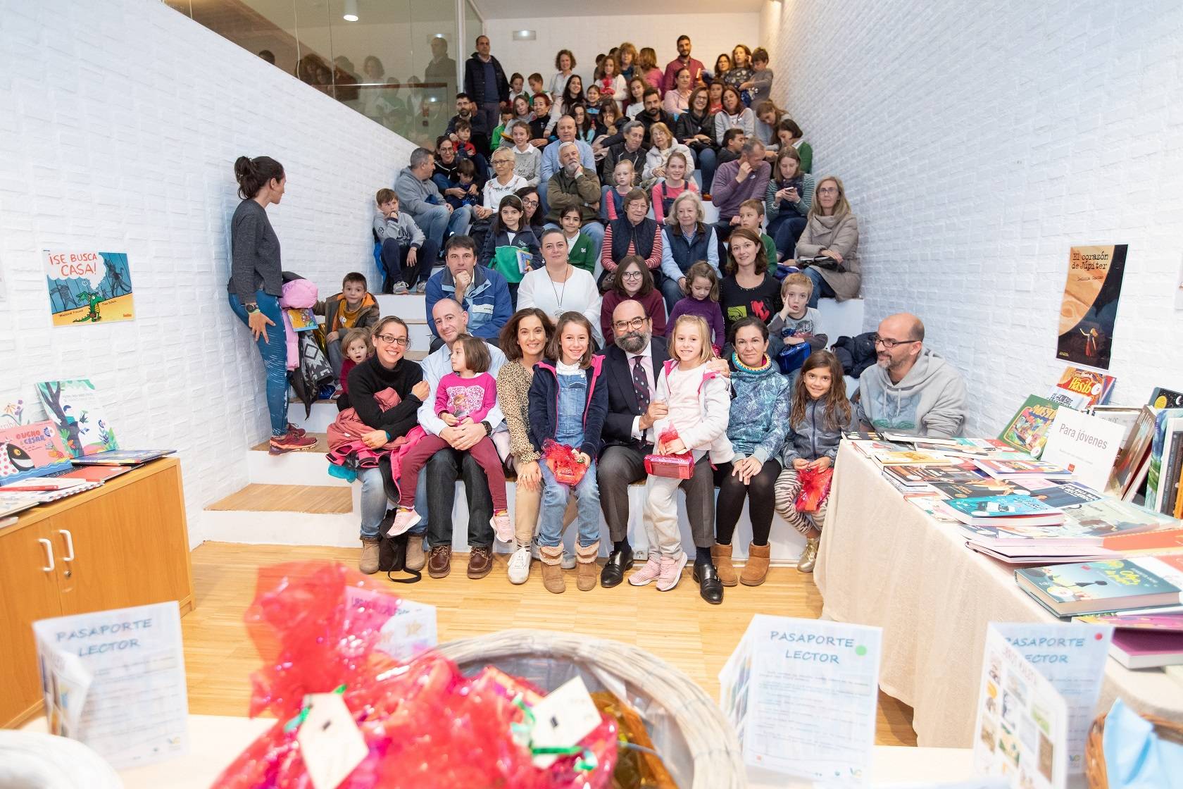 Foto de grupo en la entrega de premios del Pasaporte Lector.